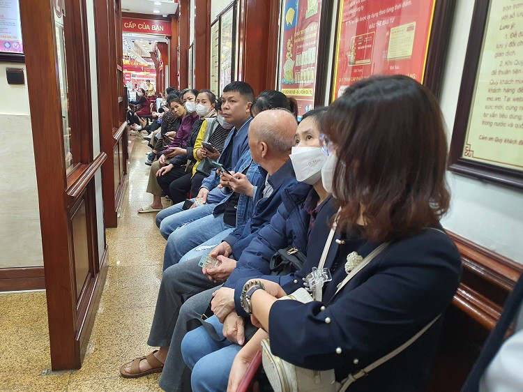 Vang vuot 96 trieu dong/luong, pho vang Ha Noi dong nhu hoi-Hinh-11