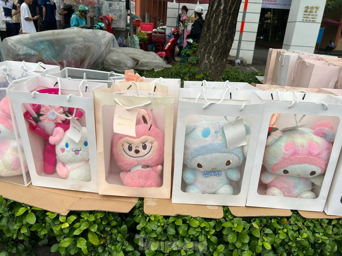 Thú bông hot trend hiện nay như Labubu, thỏ hồng kết hợp với hoa xuất hiện nhiều ở những nơi kinh doanh quà tặng.