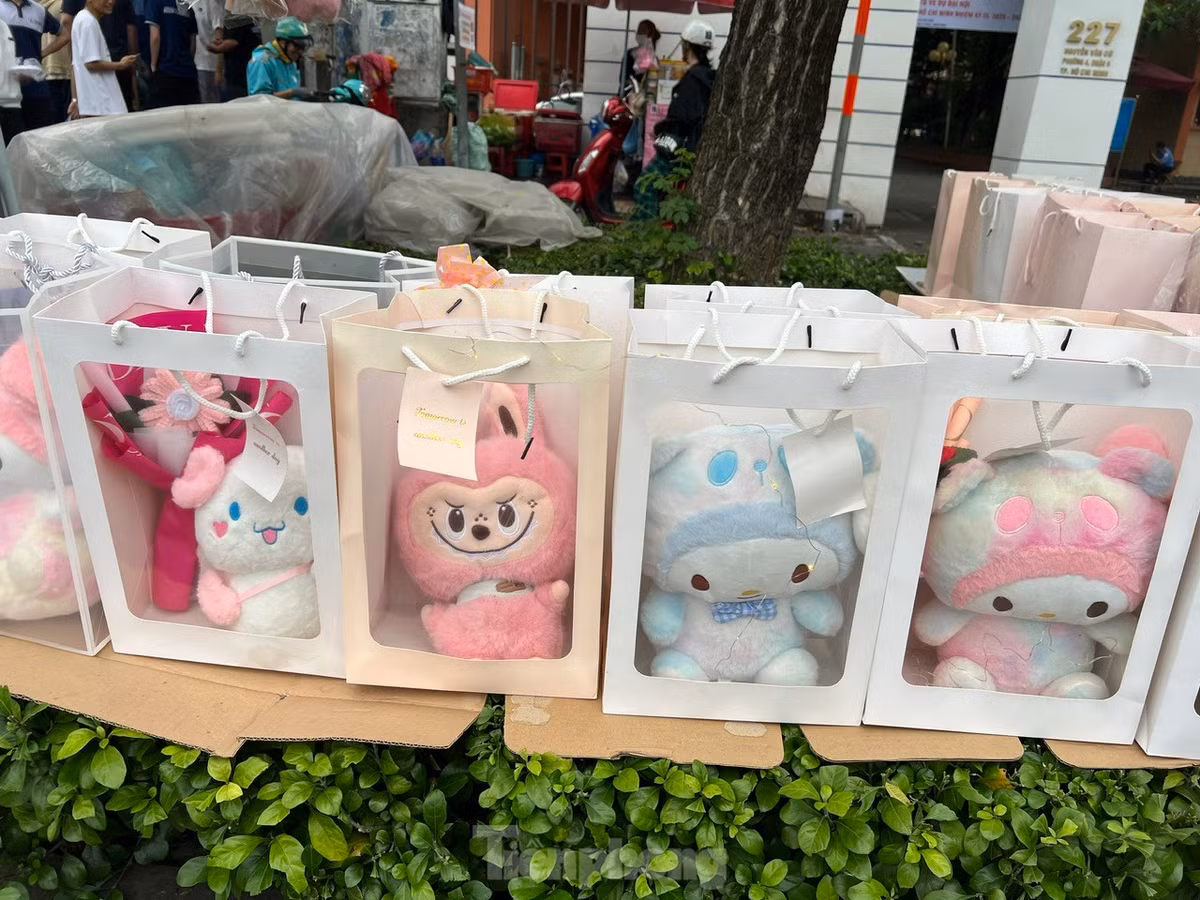 Thú bông hot trend hiện nay như Labubu, thỏ hồng kết hợp với hoa xuất hiện nhiều ở những nơi kinh doanh quà tặng.