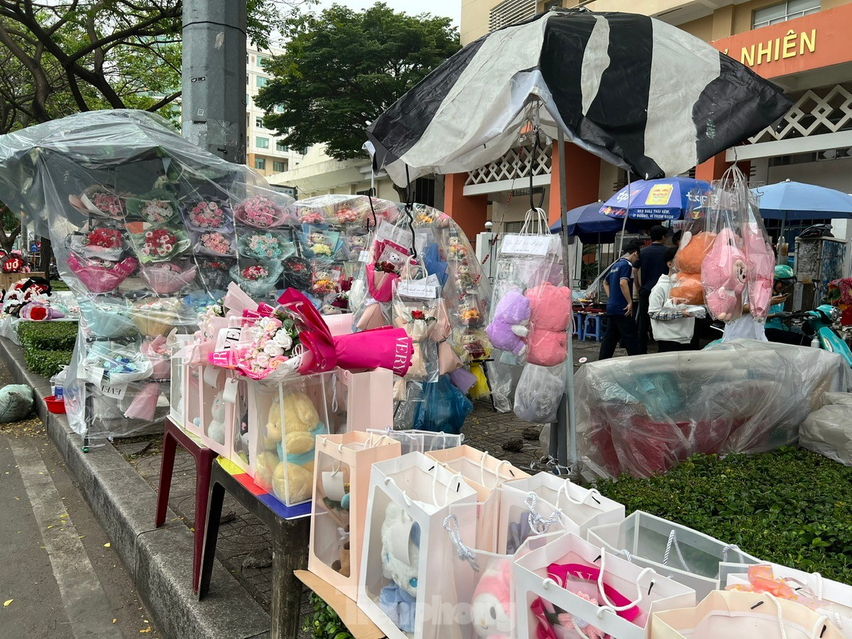 Ngày 14/2, trên nhiều tuyến đường ở TPHCM như Nguyễn Văn Cừ (quận 5), Ba Tháng Hai (quận 10), Điện Biên Phủ (quận 3)... quà tặng cho ngày Tình nhân (14/2) được bày bán khá phong phú. Tất cả được bày biện bắt mắt, chỉn chu từ gói giấy, túi đựng quà góp phần làm tăng sự sang trọng cho món quà.