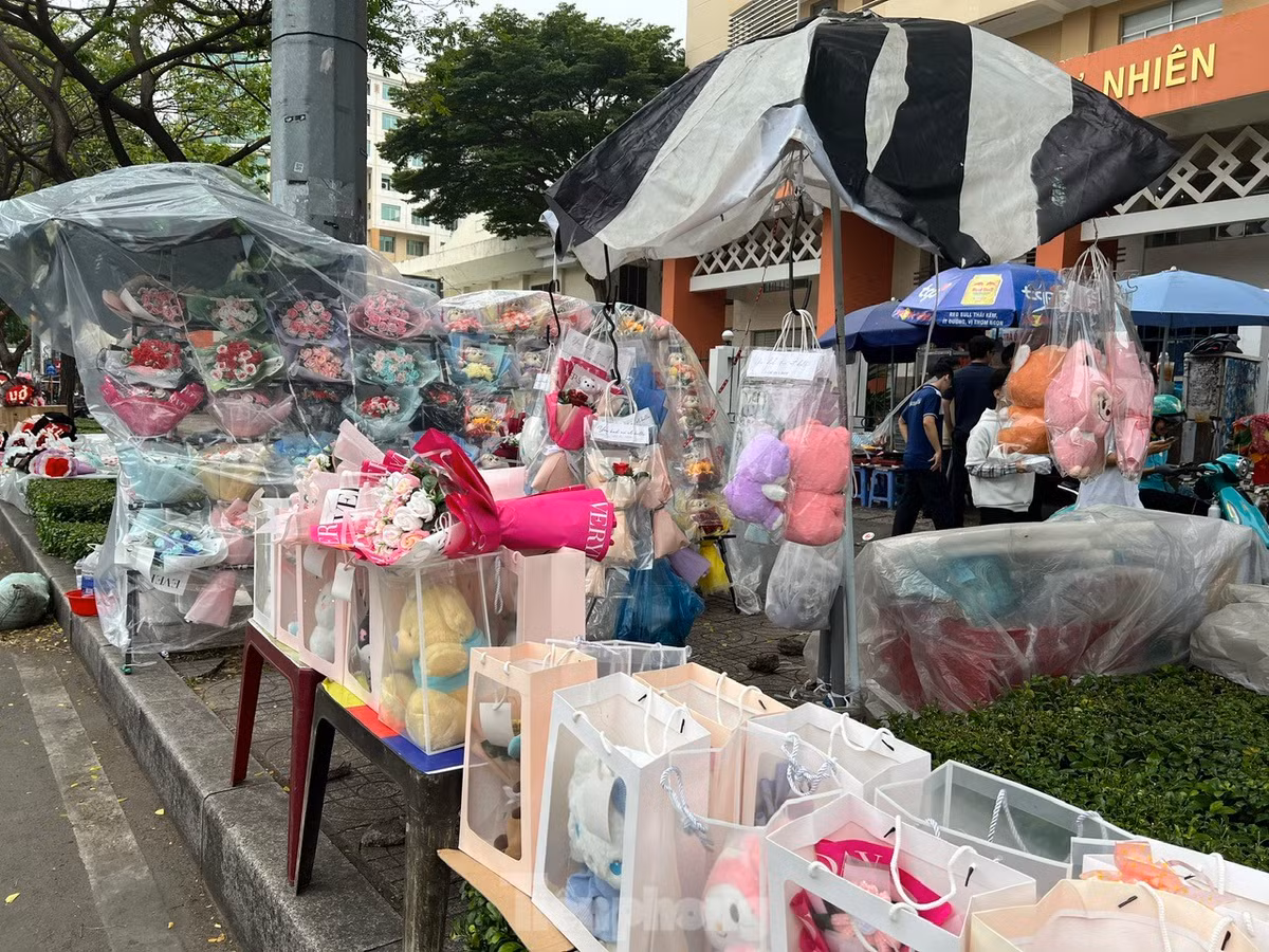 Ngày 14/2, trên nhiều tuyến đường ở TPHCM như Nguyễn Văn Cừ (quận 5), Ba Tháng Hai (quận 10), Điện Biên Phủ (quận 3)... quà tặng cho ngày Tình nhân (14/2) được bày bán khá phong phú. Tất cả được bày biện bắt mắt, chỉn chu từ gói giấy, túi đựng quà góp phần làm tăng sự sang trọng cho món quà.