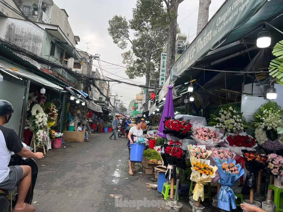 Khu chợ hoa tươi Hồ Thị Kỷ thưa thớt khách đến xem và mua hoa làm quà tặng cho ngày Tình nhân.
