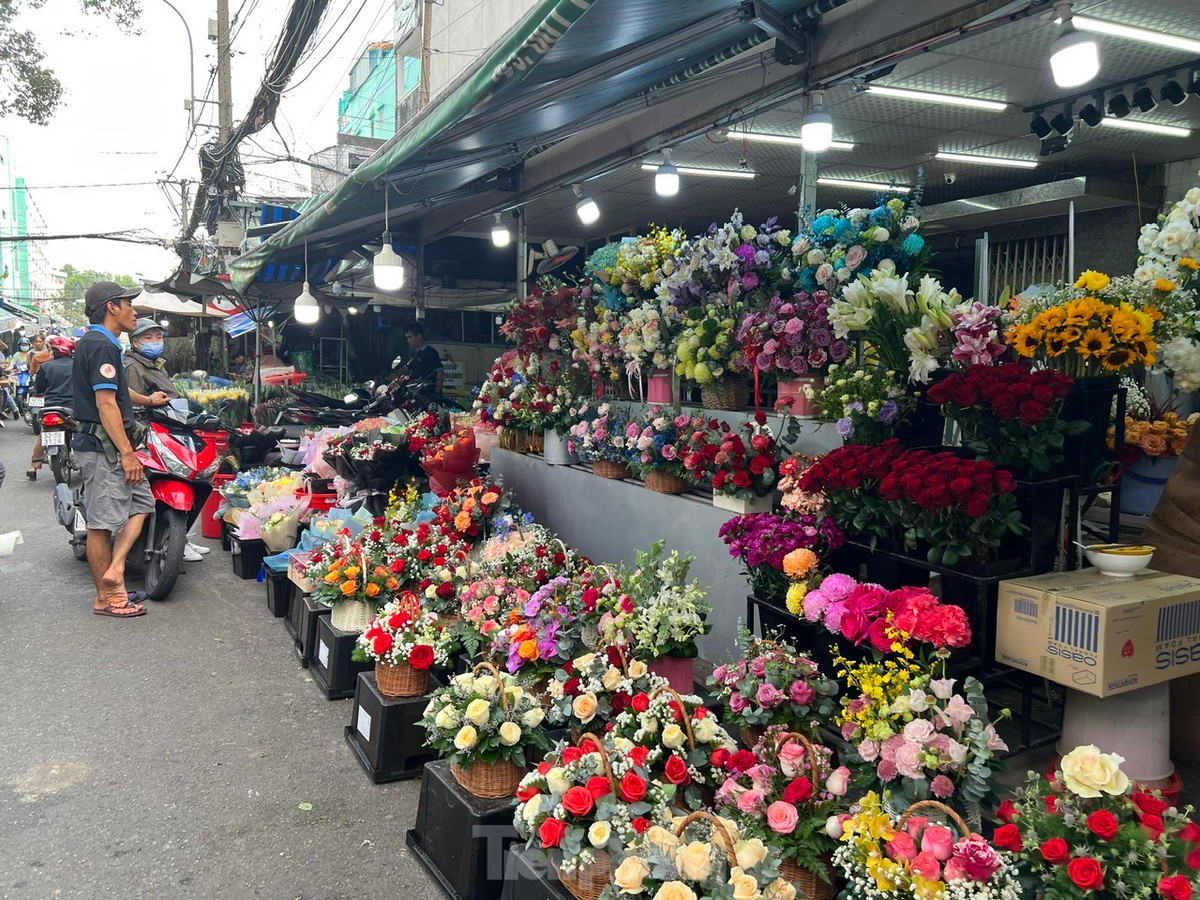 Tại chợ hoa Hồ Thị Kỷ (quận 10, khu chợ hoa lớn nhất TPHCM), hoa tươi phục vụ thị trường 14/2 được bày bán nhiều nhưng cũng vắng khách mua.