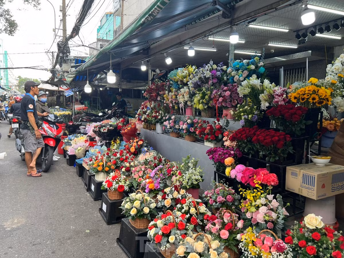 Tại chợ hoa Hồ Thị Kỷ (quận 10, khu chợ hoa lớn nhất TPHCM), hoa tươi phục vụ thị trường 14/2 được bày bán nhiều nhưng cũng vắng khách mua.