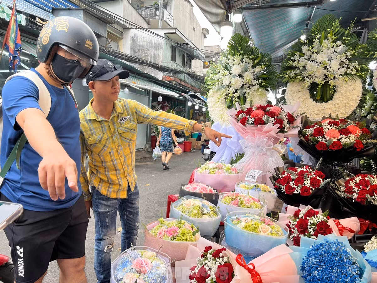 Mỗi bó hoa hồng có giá từ 150.000 - 200.000 đồng/bó, tiểu thương chủ động giảm giá sớm để hút khách.