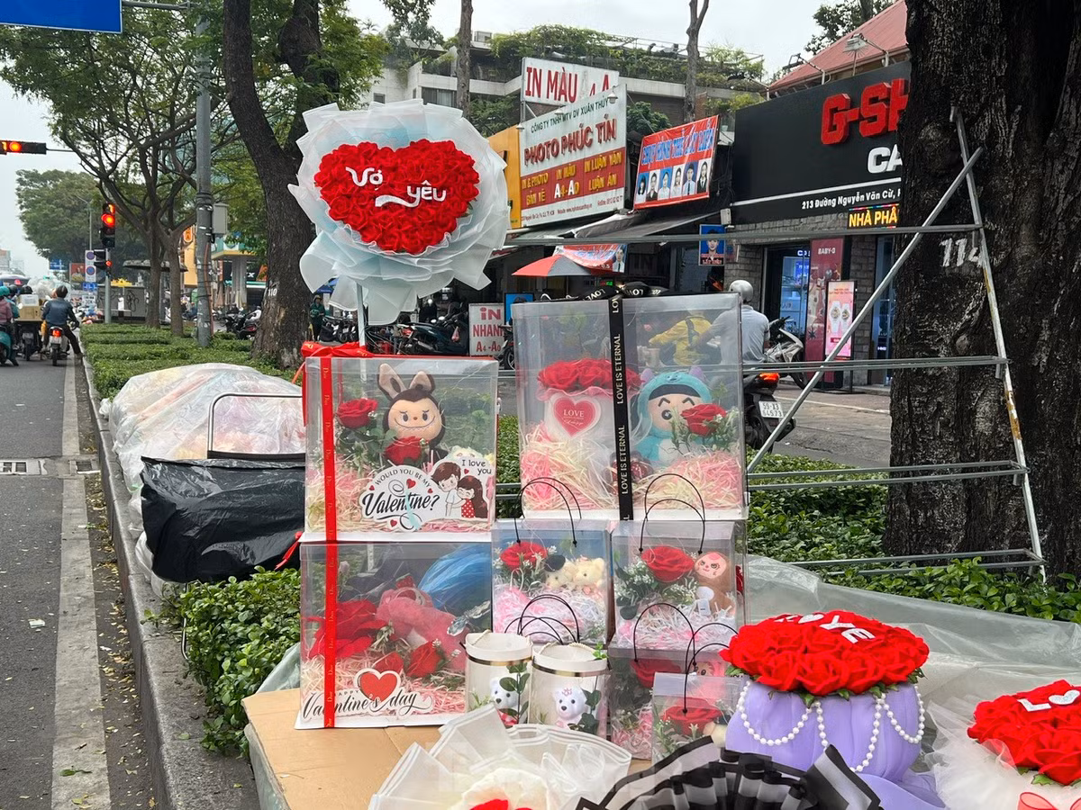 Bó hoa còn gắn thêm status "Vợ yêu", "Em yêu"...