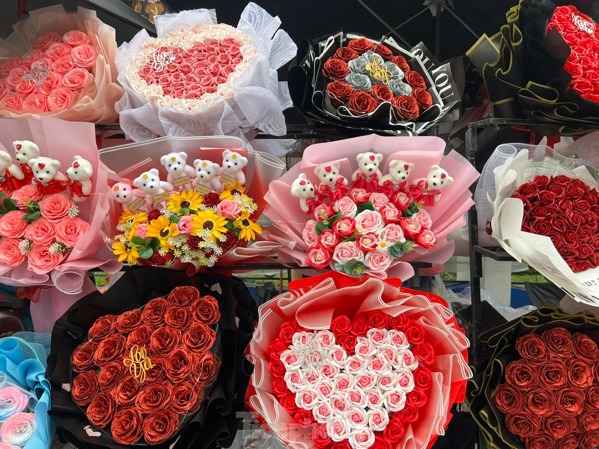 Các loại hoa hồng sáp, hoa gấu bông với nhiều kiểu dáng, màu sắc bắt mắt có giá từ 50.000 đồng/bó. "Hoa này chơi lâu bền, không lo hư hỏng, giá cả phải chăng... Thay vì chọn hoa tươi, những năm gần đây khách hàng ưa chuộng hoa hồng sáp nhiều hơn" - ông Trần Văn Bình (bán hoa trên đường Nguyễn Trãi, quận 1) cho biết.