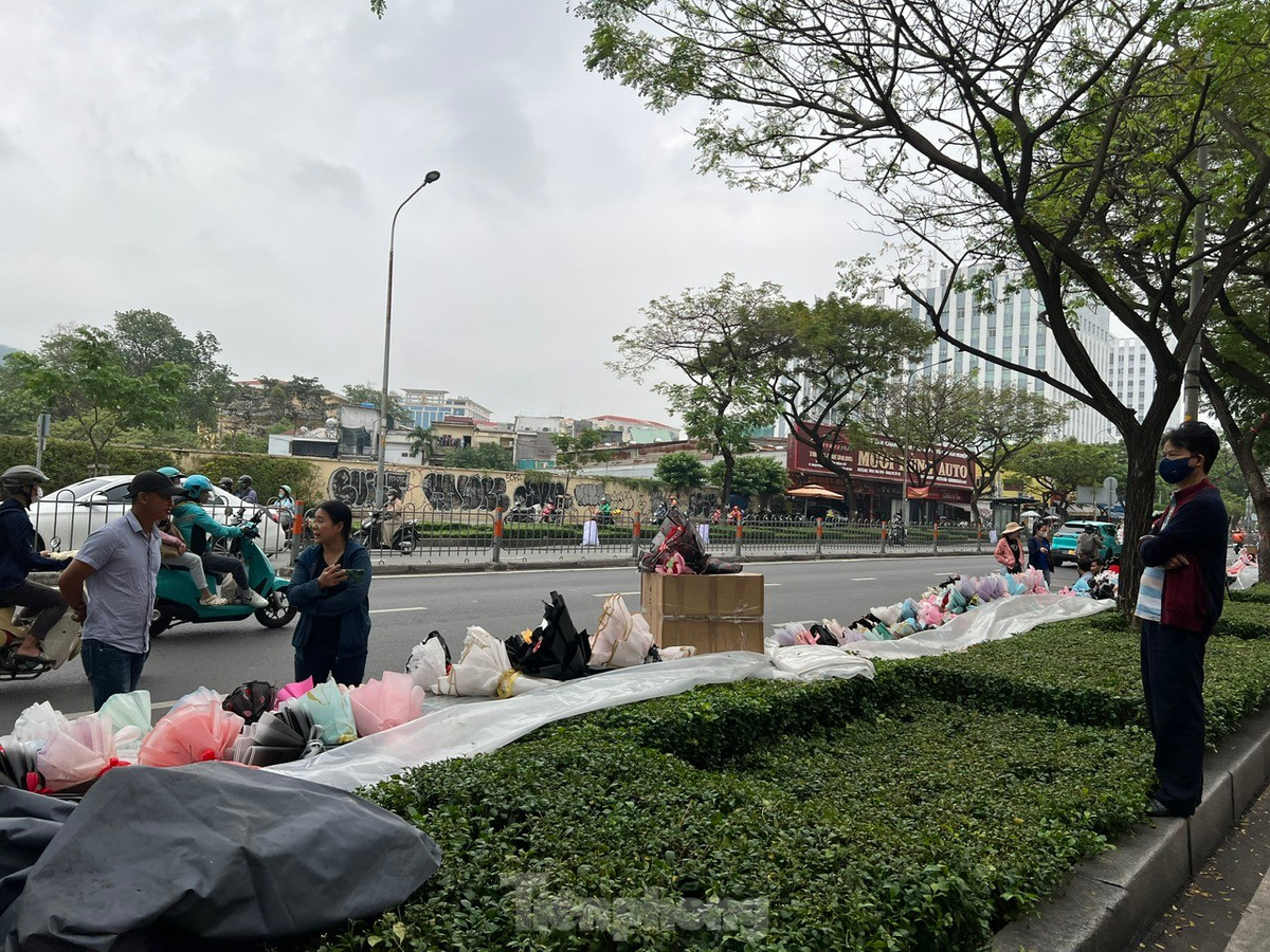 Người bán trông ngóng khách mua.