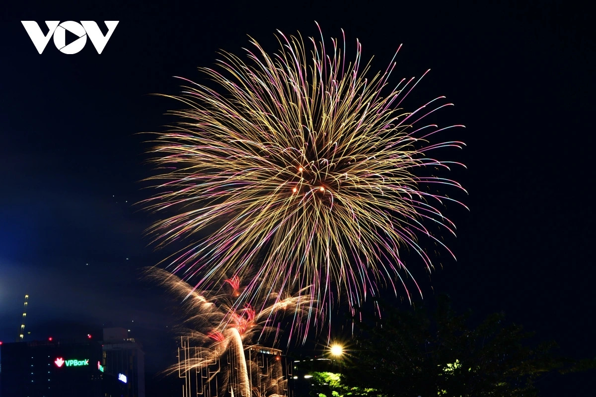 Tối 27/4, tại TP.HCM diễn ra màn bắn pháo hoa tầm cao. Đây là hoạt động nằm trong chương trình Cầu truyền hình trực tiếp kỷ niệm 50 năm Ngày Giải phóng miền Nam, thống nhất đất nước (30/4/1975 – 30/4/2025) tại điểm cầu TP.HCM.