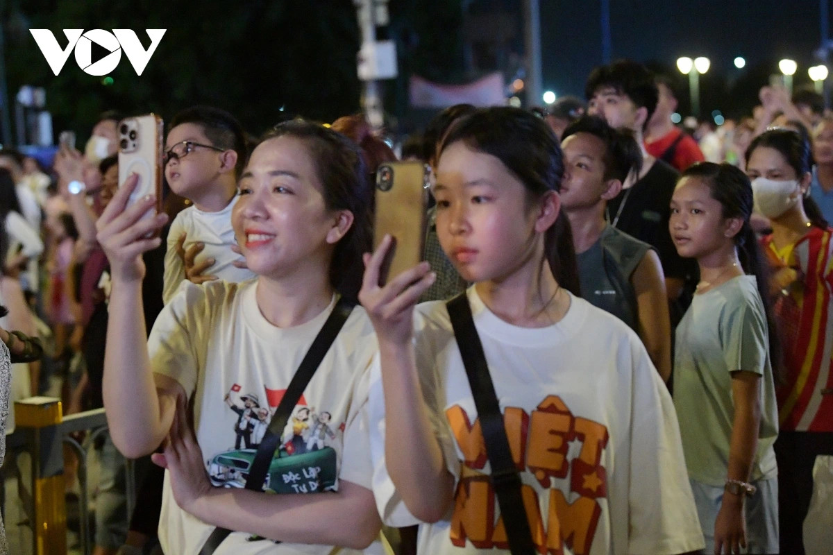 Theo thông tin ban đầu, màn bắn pháo hoa tại TP.HCM diễn ra từ 21h30 đến 21h45 nhưng thực tế diễn ra lúc 22h. Điều này khiến nhiều người dân sốt ruột và càng thêm hồi hộp chờ đợi màn pháo hoa.