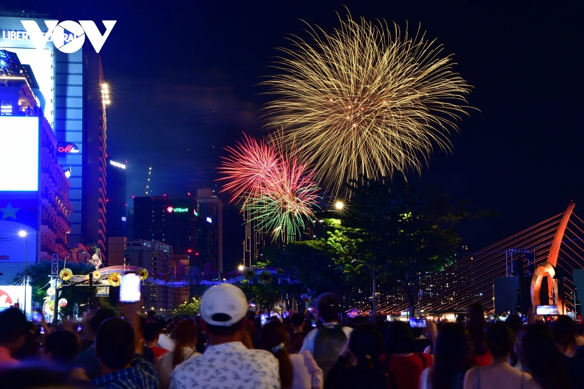 Đông đảo người dân TP.HCM đã tìm đến những địa điểm có tầm quan sát tốt để thưởng thức màn trình diễn pháo hoa nghệ thuật.