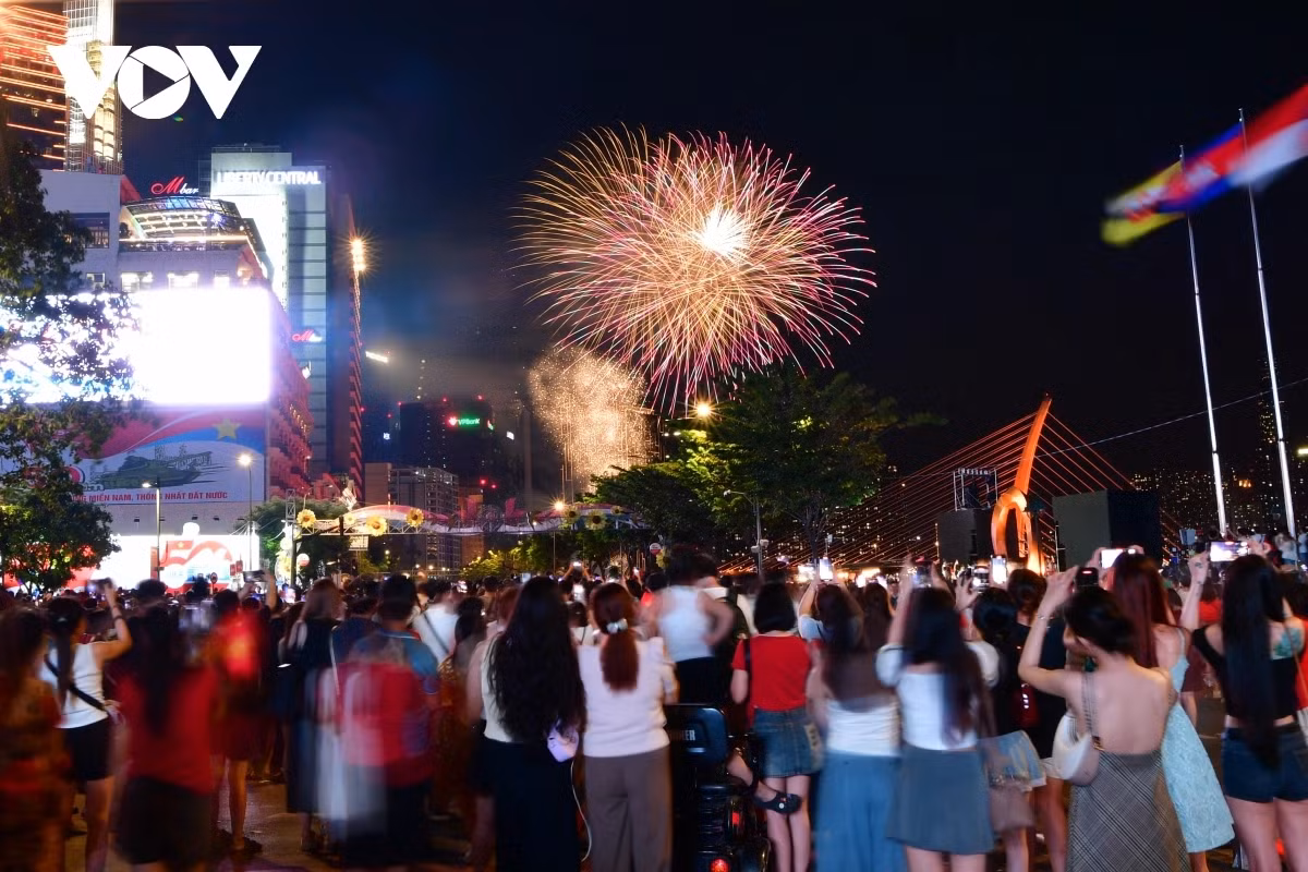 Dự kiến vào ngày 30/4, ở TP.HCM sẽ tiếp tục diễn ra hoạt động bắn pháo hoa với 2 điểm bắn pháo hoa tầm cao và 28 điểm bắn pháo hoa tầm thấp.