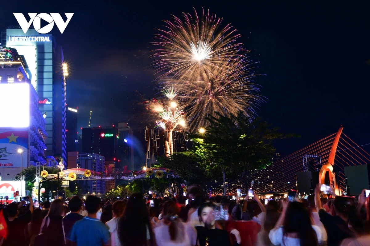 Đây cũng là ngày thứ hai liên tiếp ở TP.HCM có hoạt động bắn pháo hoa tầm cao, sau màn trình diễn pháo hoa trong chuỗi hoạt động chào mừng 50 năm Ngày Giải phóng miền Nam, thống nhất đất nước vào tối 26/4.