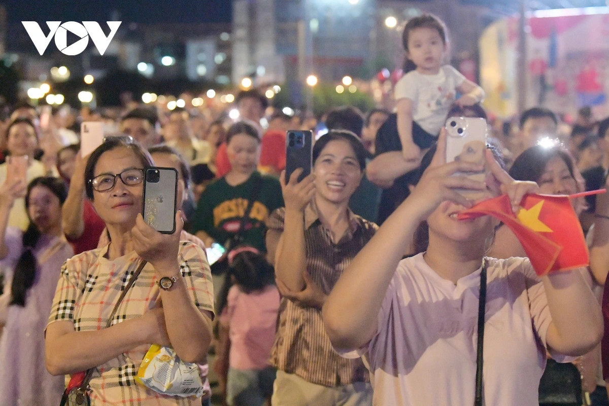 Người dân TP.HCM thỏa lòng mong đợi với màn trình diễn pháo hoa rực rỡ sắc màu.