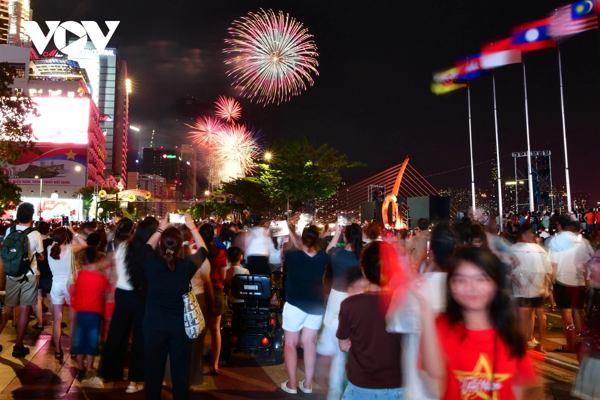 Pháo hoa tại cụm cờ Công viên Bến Bạch Đằng, TP.HCM.