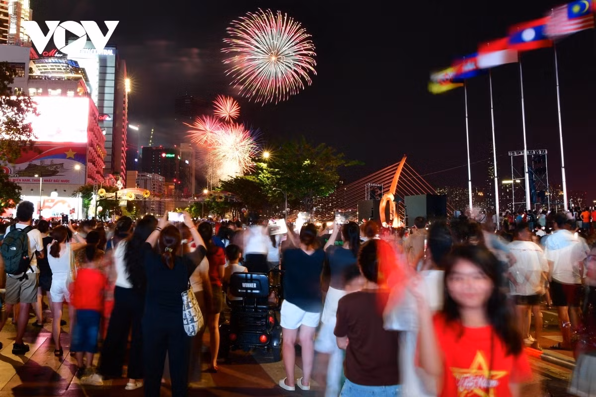 Pháo hoa tại cụm cờ Công viên Bến Bạch Đằng, TP.HCM.