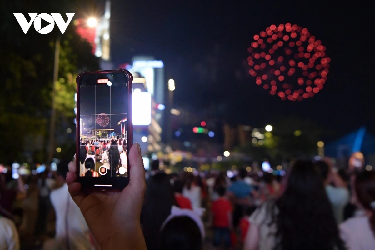 Người dân ghi lại khoảnh khắc pháo hoa rực sáng trên bầu trời TP.HCM.