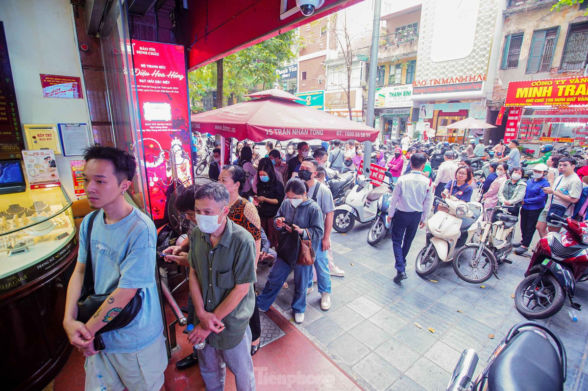 Cảnh tượng chưa từng thấy ở 'phố vàng' Hà Nội - Hình 12 Canh tuong chua tung thay o 'pho vang' Ha Noi-Hinh-12