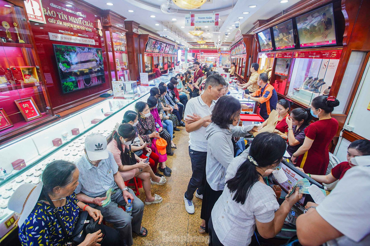 Cảnh tượng chưa từng thấy ở 'phố vàng' Hà Nội - Hình 13 Canh tuong chua tung thay o 'pho vang' Ha Noi-Hinh-13