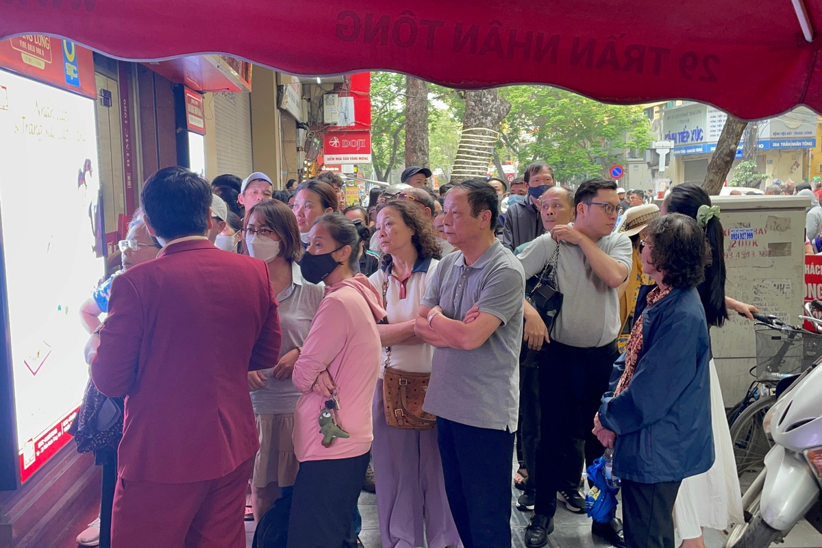 Cảnh tượng chưa từng thấy ở 'phố vàng' Hà Nội - Hình 5 Canh tuong chua tung thay o 'pho vang' Ha Noi-Hinh-5