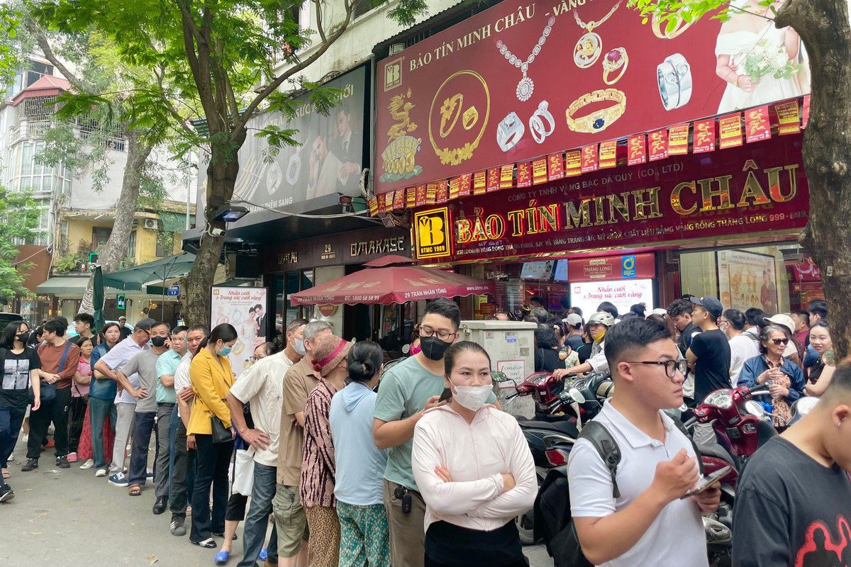 Cảnh tượng chưa từng thấy ở 'phố vàng' Hà Nội - Hình 6 Canh tuong chua tung thay o 'pho vang' Ha Noi-Hinh-6