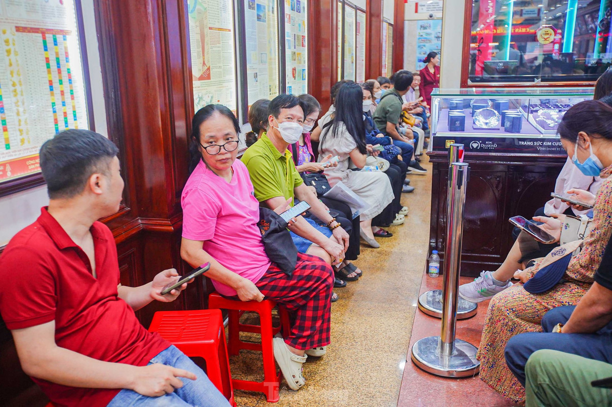 Cảnh tượng chưa từng thấy ở 'phố vàng' Hà Nội - Hình 15 Canh tuong chua tung thay o 'pho vang' Ha Noi-Hinh-15