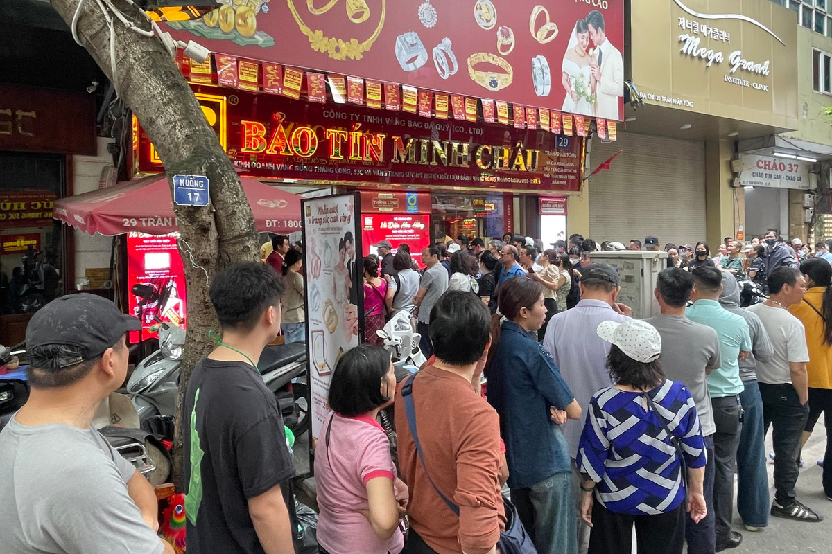 Cảnh tượng chưa từng thấy ở 'phố vàng' Hà Nội - Hình 4 Canh tuong chua tung thay o 'pho vang' Ha Noi-Hinh-4