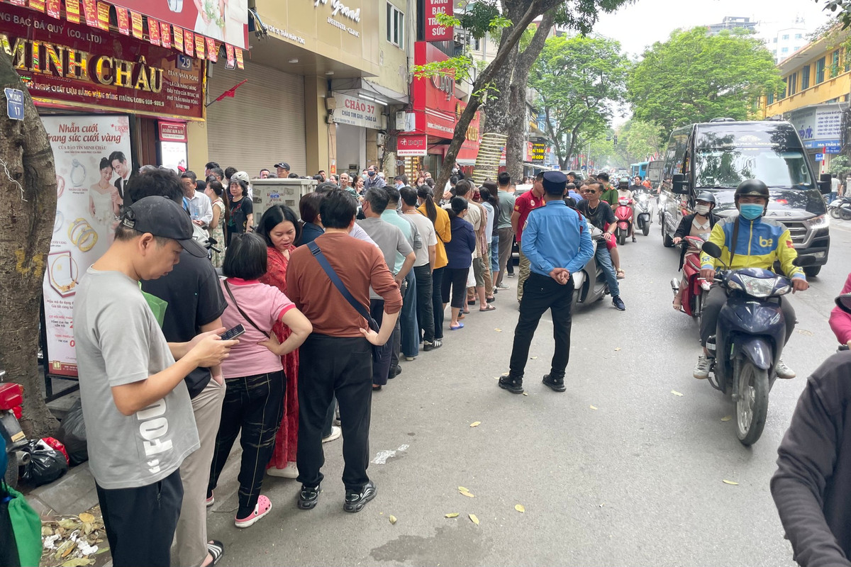 Cảnh tượng chưa từng thấy ở 'phố vàng' Hà Nội - Hình 8 Canh tuong chua tung thay o 'pho vang' Ha Noi-Hinh-8