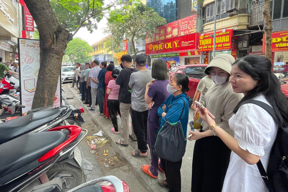 Cảnh tượng chưa từng thấy ở 'phố vàng' Hà Nội - Hình 9 Canh tuong chua tung thay o 'pho vang' Ha Noi-Hinh-9