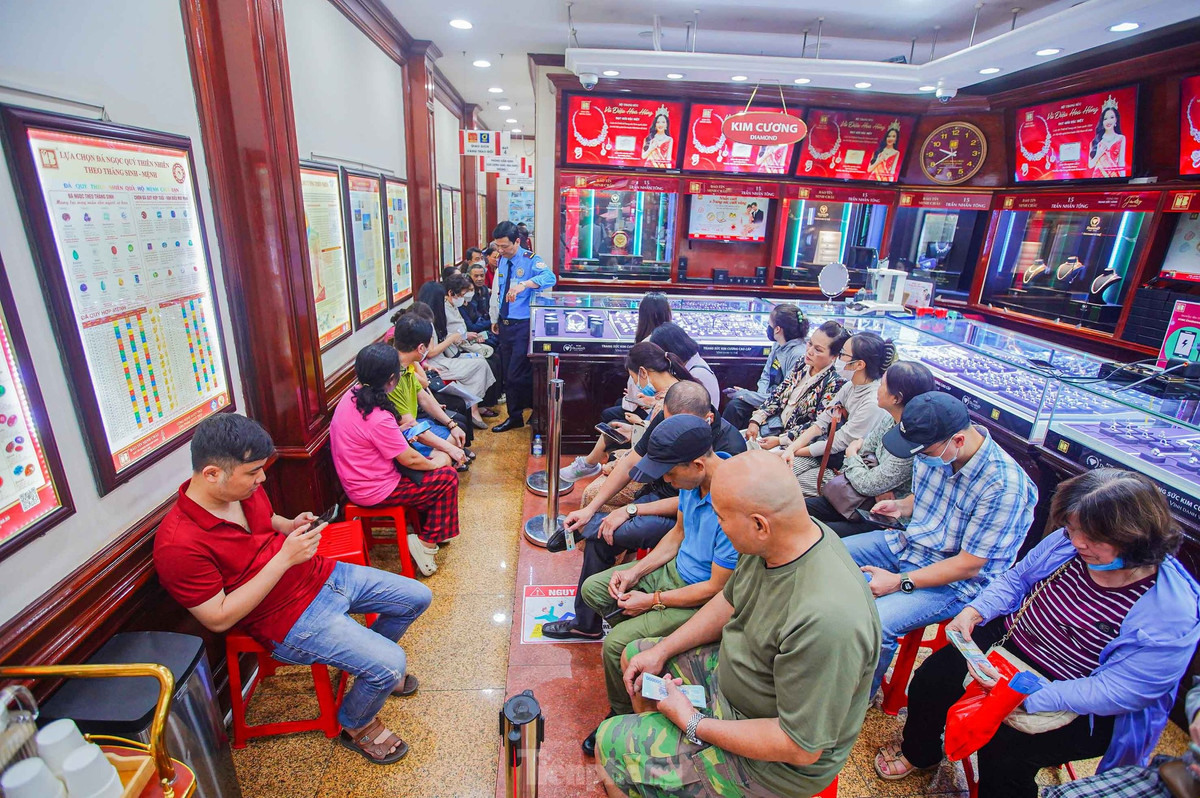 Cảnh tượng chưa từng thấy ở 'phố vàng' Hà Nội - Hình 14 Canh tuong chua tung thay o 'pho vang' Ha Noi-Hinh-14