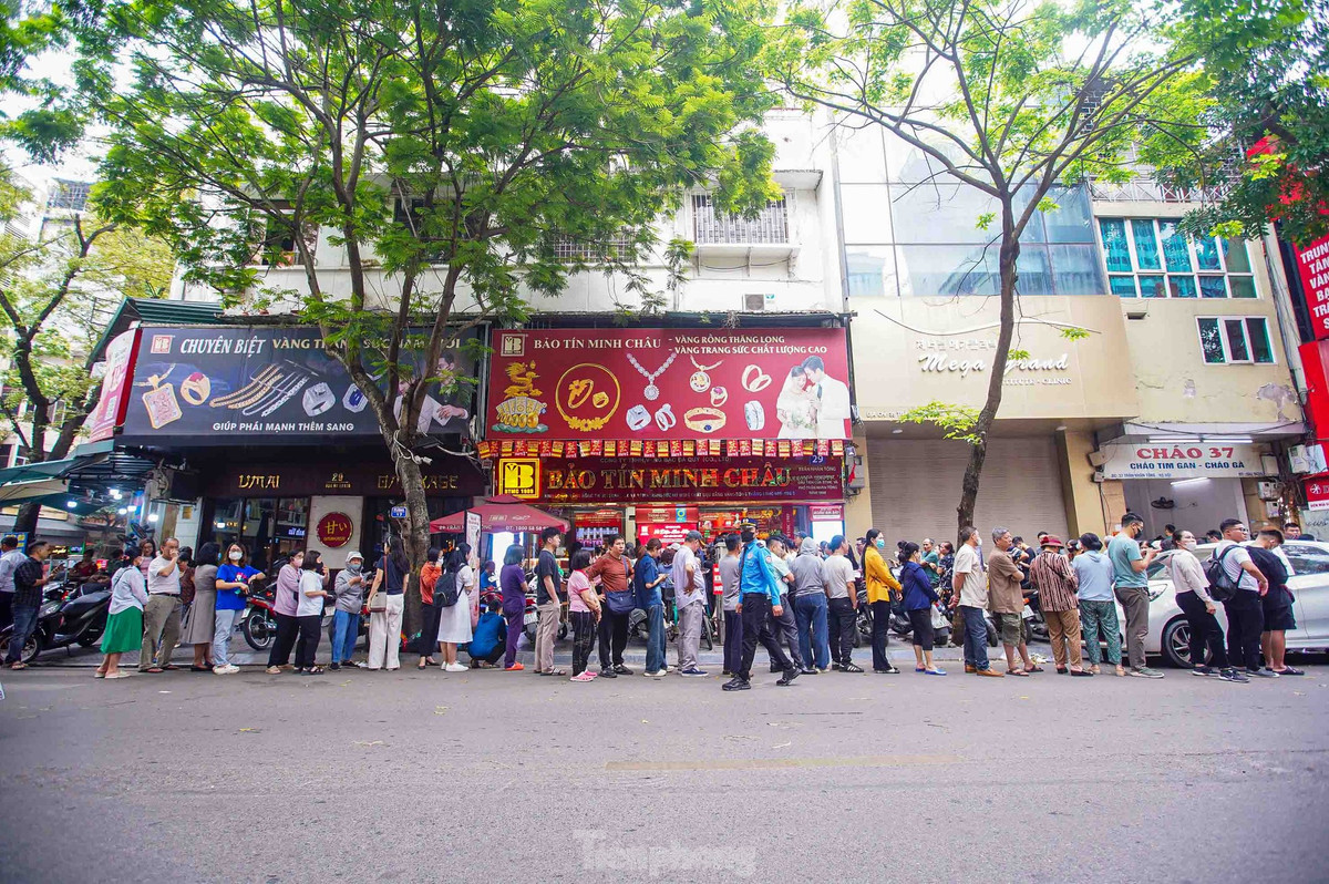 Cảnh tượng chưa từng thấy ở 'phố vàng' Hà Nội Canh tuong chua tung thay o 'pho vang' Ha Noi