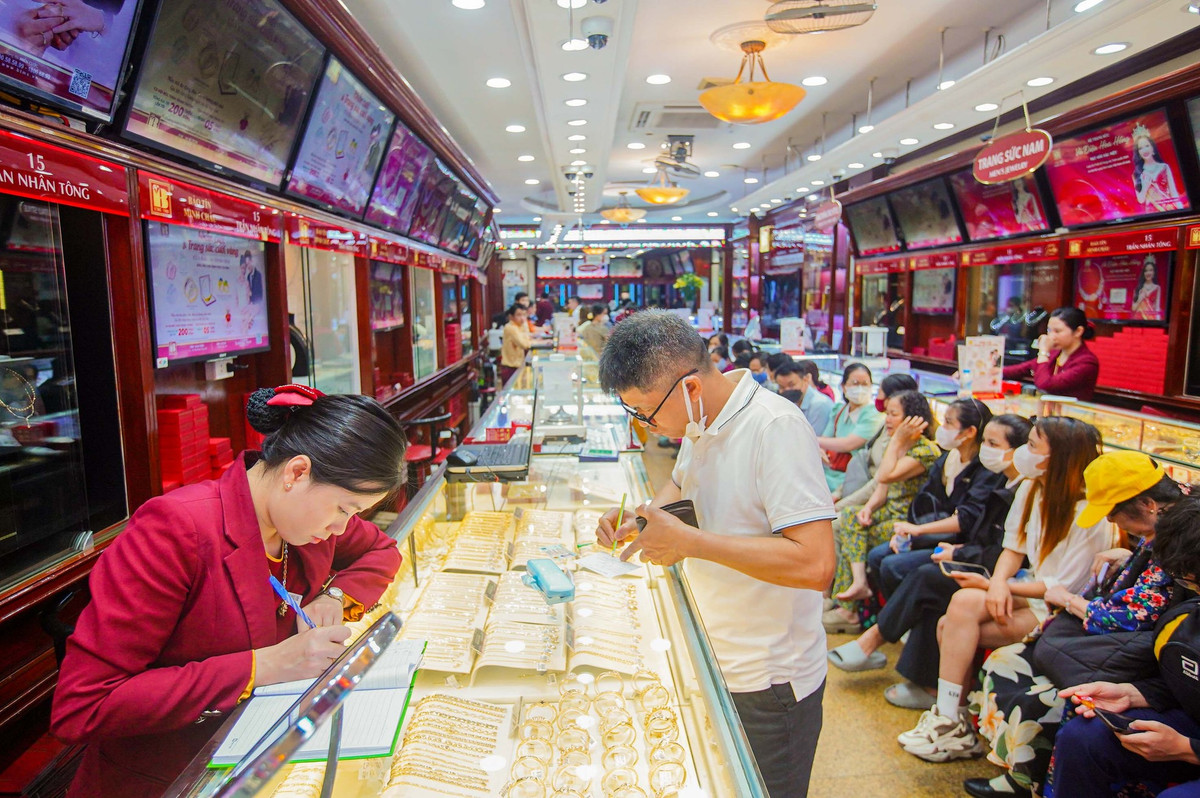 Cảnh tượng chưa từng thấy ở 'phố vàng' Hà Nội - Hình 18 Canh tuong chua tung thay o 'pho vang' Ha Noi-Hinh-18