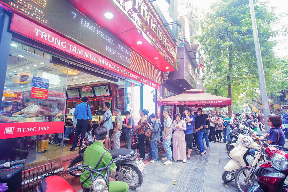 Cảnh tượng chưa từng thấy ở 'phố vàng' Hà Nội - Hình 11 Canh tuong chua tung thay o 'pho vang' Ha Noi-Hinh-11