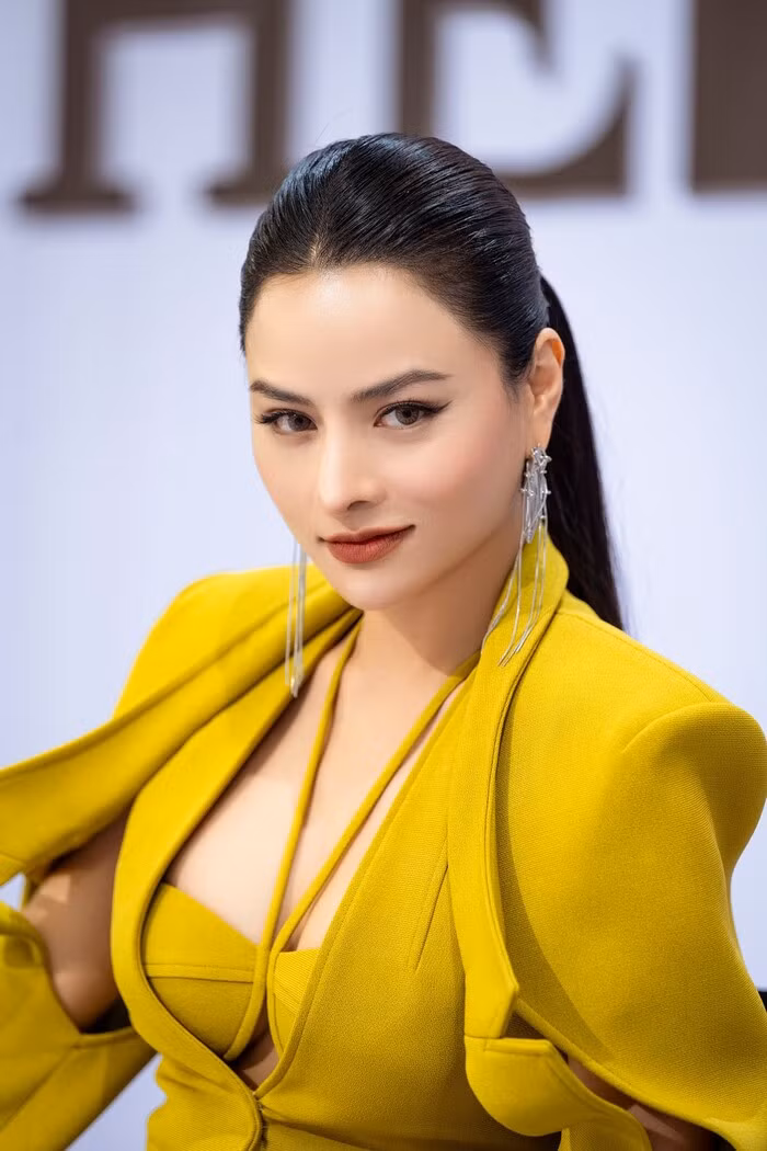 Vu Thu Phuong noi thang chuyen nguoi dep muon danh hieu de doi doi