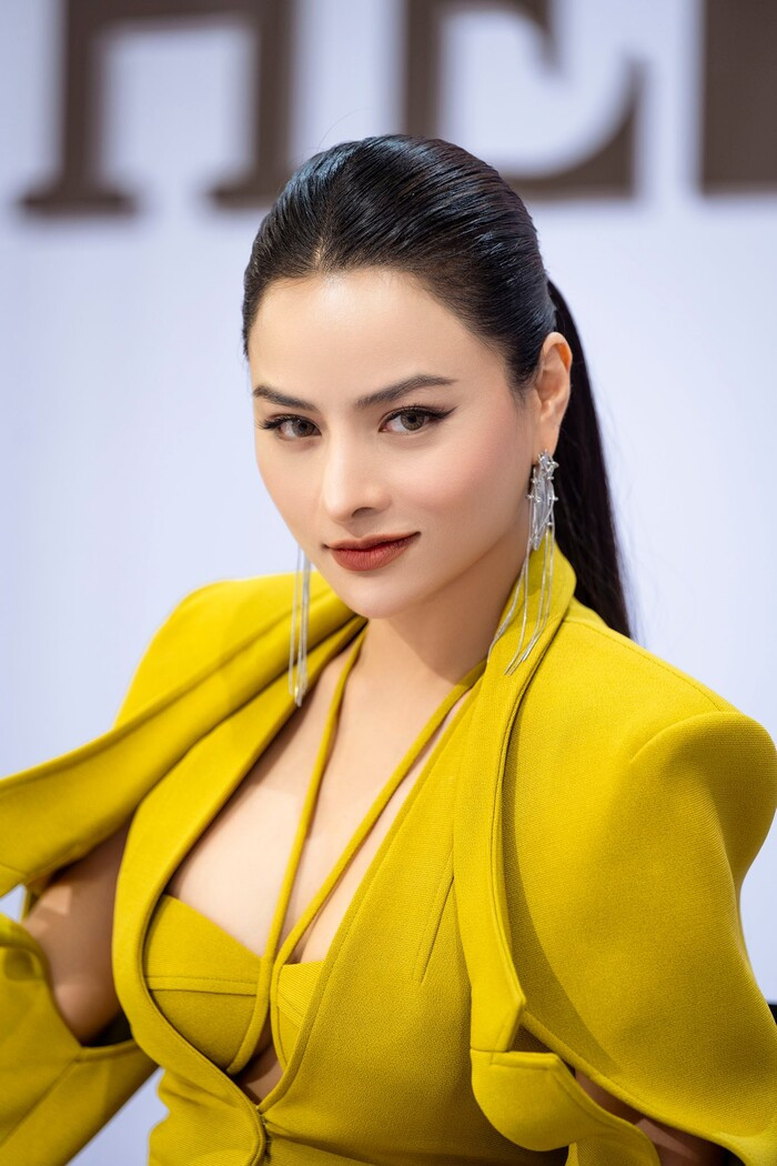 Vu Thu Phuong noi thang chuyen nguoi dep muon danh hieu de doi doi-Hinh-2