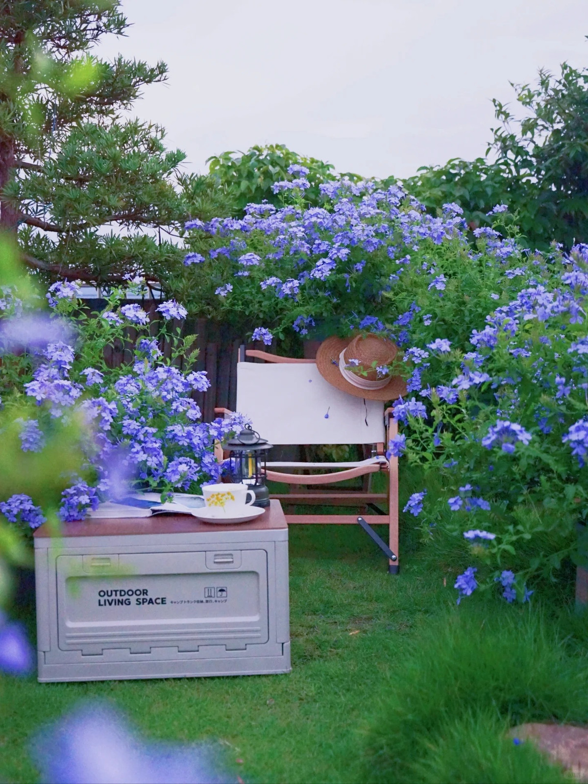 Tuy nhiên để trồng cỏ trên sân thượng và duy trì được màu xanh của nó không phải là điều dễ dàng. Nữ nhiếp ảnh gia tiết lộ rằng trồng cỏ khá vất vả. Thời gian đầu, việc mang đất lên sân thượng và xới đất rất mệt mỏi. Vào mùa hè, cô phải tưới nước 2 lần/ngày nếu không muốn bãi cỏ trở nên xơ xác.