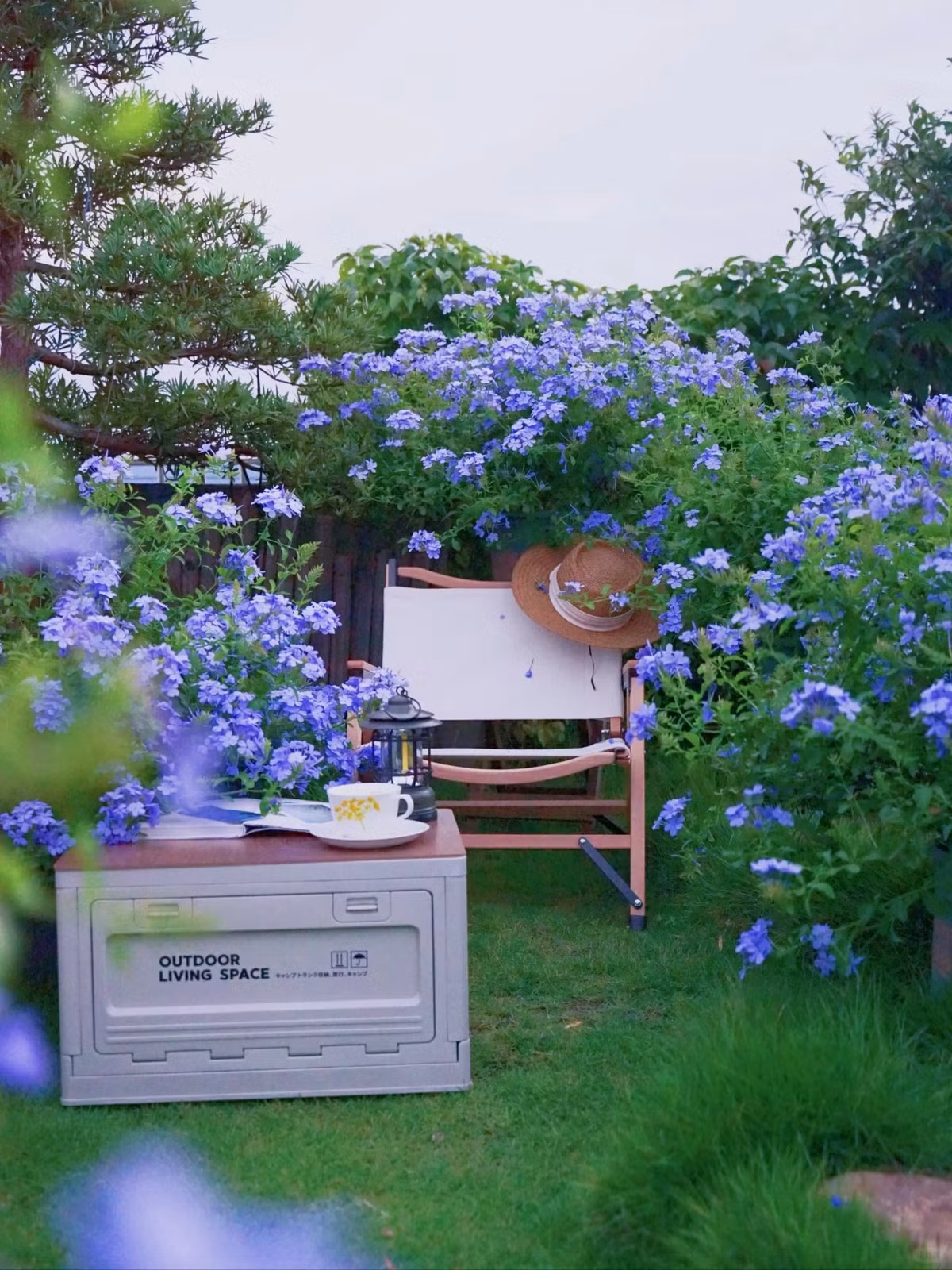 Tuy nhiên để trồng cỏ trên sân thượng và duy trì được màu xanh của nó không phải là điều dễ dàng. Nữ nhiếp ảnh gia tiết lộ rằng trồng cỏ khá vất vả. Thời gian đầu, việc mang đất lên sân thượng và xới đất rất mệt mỏi. Vào mùa hè, cô phải tưới nước 2 lần/ngày nếu không muốn bãi cỏ trở nên xơ xác.