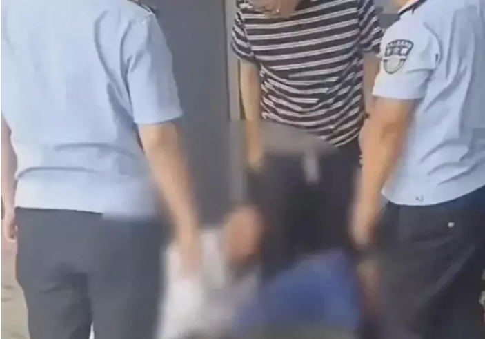 Nguoi phu nu tu tu vi phai den so tien khong lo khi vut nham giay cua chu-Hinh-4