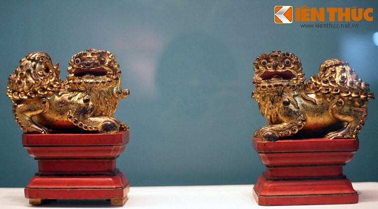 Cặp nghê chầu làm bằng gỗ sơn thếp vàng thời Nguyễn, thế kỷ 19-20, Bảo tàng Lịch sử Quốc gia Việt Nam. Nghê thường được đặt theo cặp với ý nghĩa linh vật canh giữ những chốn thiêng liêng.