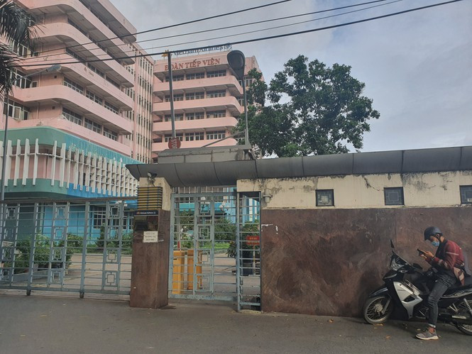 Suc khoe nam tiep vien hang khong lam lay lan COVID-19 ra sao?