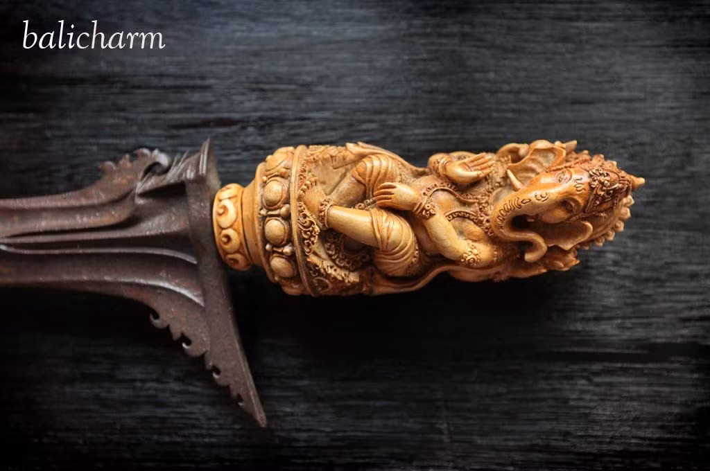 Trên chuôi kiếm có thể khắc hình voi thần Ganesha hoặc chim thần Garuda, những vị thần Hindu mang lại hạnh phúc, may mắn, xua đuổi tà ma.