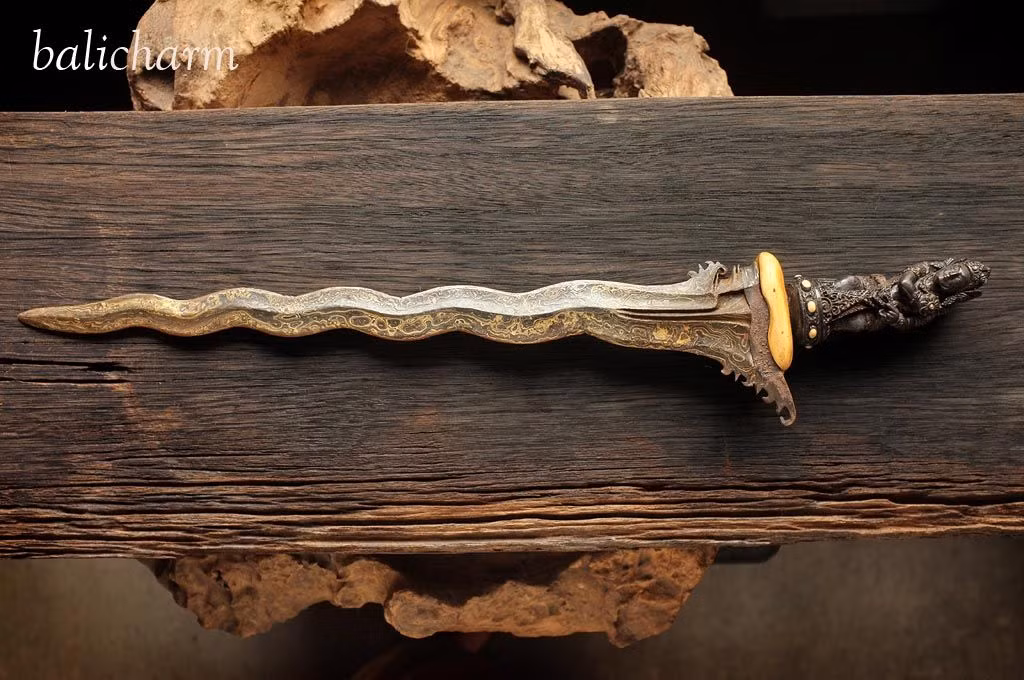 Công dụng ban đầu của Kris là một loại vũ khí hộ thân. Sau này nó trở thành một vật phẩm tâm linh do được cho là tiềm ẩn sức mạnh tinh thần rất lớn. Với ý nghĩa đó, kiếm Kris được đeo trên người như bùa hoặc hộ mệnh hoặc sử dụng trong các nghi lễ.