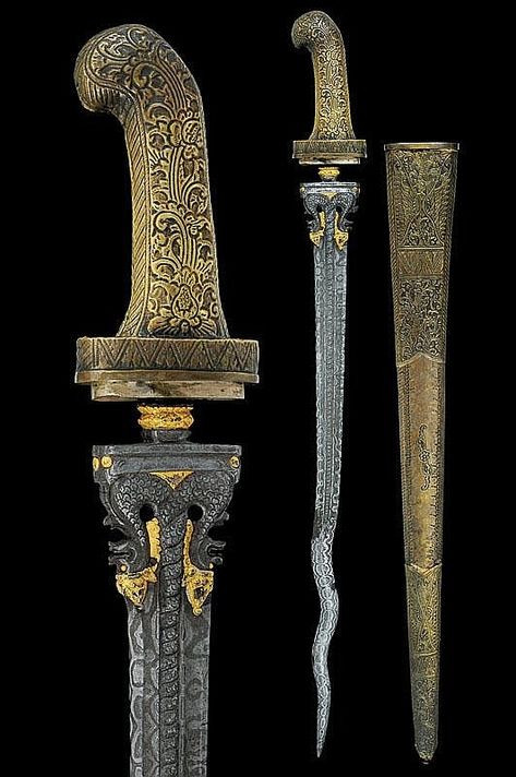 Có những thanh kiếm Kris rất quý giá, được khảm ngọc hay làm từ vàng, bạc và là bảo vật gia truyền. Nhìn vào một thanh kiếm Kris, người ta có thể biết được địa vị xã hội của người chủ sở hữu.