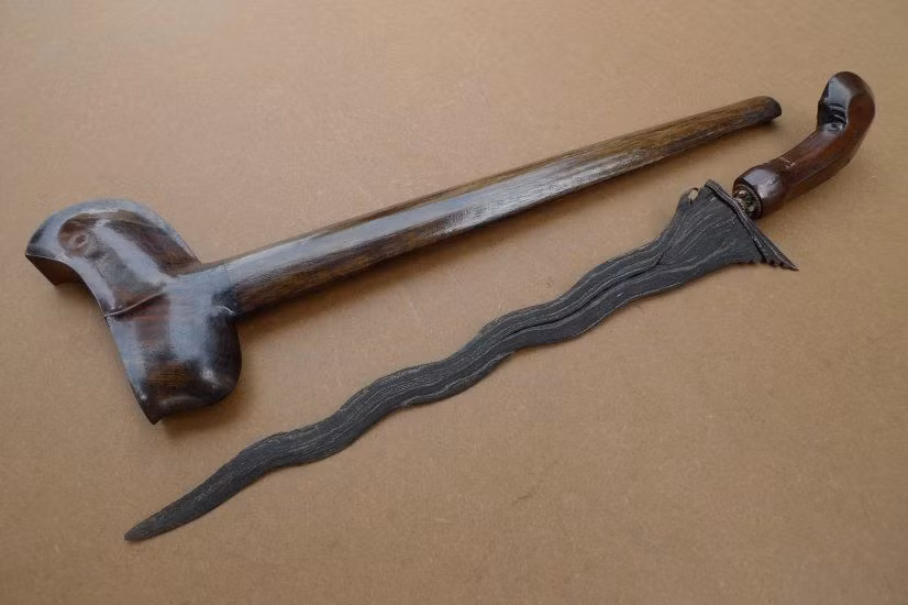 Ngoài Indonesia, kiếm Kris còn xuất hiện ở Malaysia, Thái Lan, Brunei. Ngày nay nó vẫn được sản xuất để phục vụ nhu cầu tinh thần của người dân địa phương cũng như một món đồ lưu niệm độc đáo dành cho du khách nước ngoài.