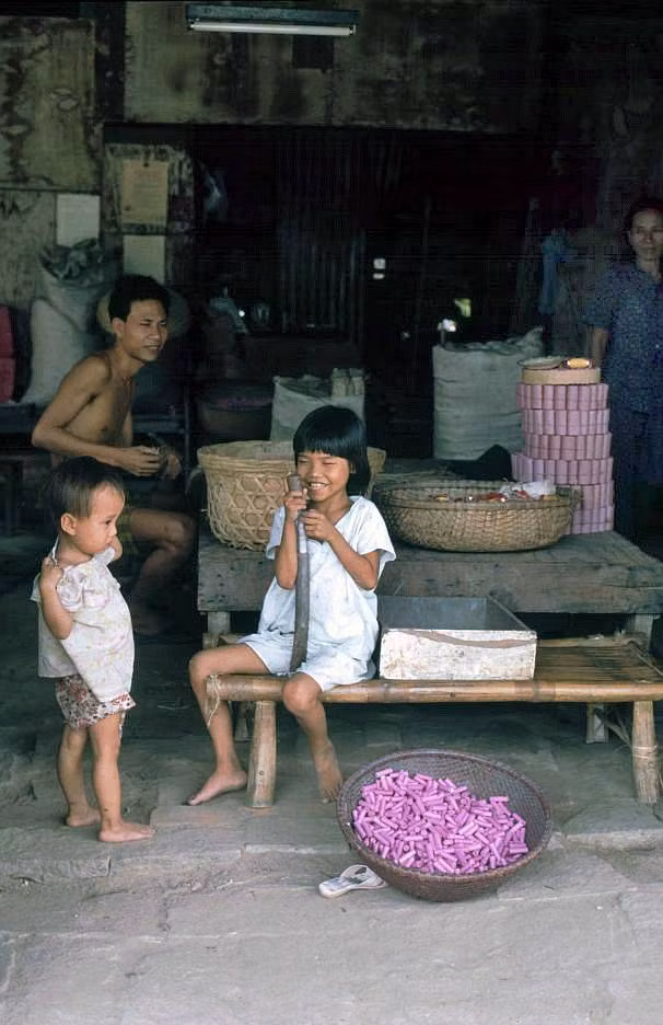 Trẻ em chơi đùa bên những giỏ tre đựng pháo nổ. Thời còn Nhà trạm, pháo được dùng để báo hiệu hỏa tốc khi có biến loạn. Sau này, người Nam Ô tiếp tục mày mò làm những viên pháo kết lại thành dây đốt cho vui trong các ngày hội làng, ngày Tết.