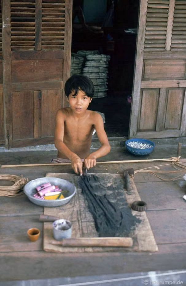 Thứ bột màu xám là thuốc pháo. Cho đến nay, người Nam Ô vẫn còn lưu truyền câu vè về những nghệ nhân làm pháo xưa: "Học trò của cụ Cửu Mai / Pháo hoa, pháo nổ trổ tài thấp cao / Trần Vinh, Trần Thiện, Trần Hào / Trần Lương làm pháo, pháo người nào cũng giòn tan...".