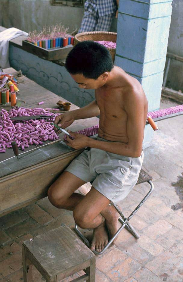 Một thiếu niên ngồi tết dây pháo. Vào những năm 1980-1990, Nam Ô là làng nghề làm pháo nổi tiếng cả nước, cùng với các làng pháo Đồng Kỵ, Bình Đà ở miền Bắc.