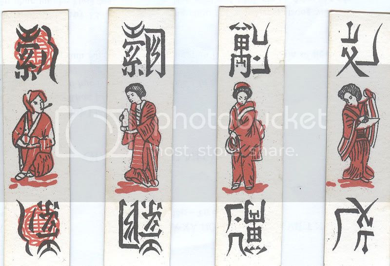 Chữ viết trên lá bài là chữ Kanji (Hán tự) kiểu cách, hơi giống Lệ Thư (Reisho) với nét cứng mạnh, gồm có bốn loại chữ là “văn, vạn, sách, thang".