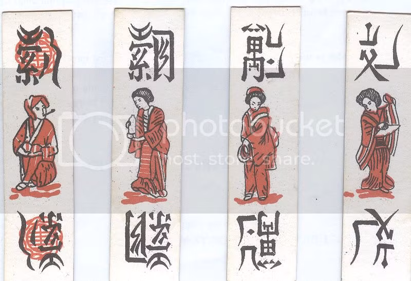 Chữ viết trên lá bài là chữ Kanji (Hán tự) kiểu cách, hơi giống Lệ Thư (Reisho) với nét cứng mạnh, gồm có bốn loại chữ là “văn, vạn, sách, thang".