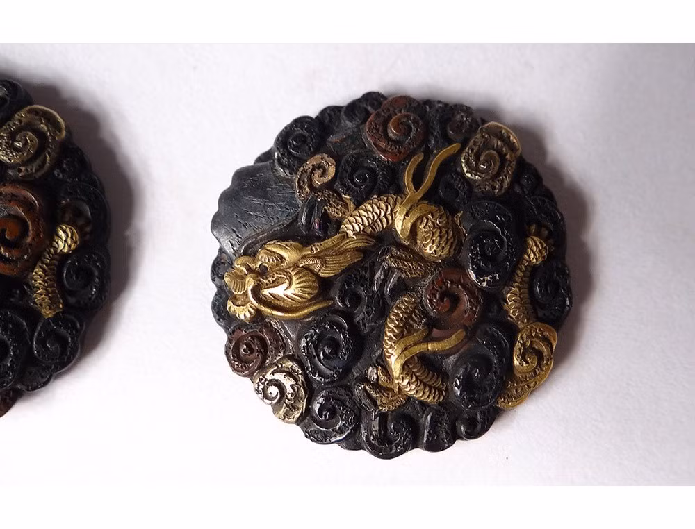 Các hợp kim tương tự Hepatizon đã được ghi nhận ngoài phạm vi châu Âu. Ví dụ điển hình là, shakudo - một hợp kim vàng giữa đồng và vàng có bề mặt ánh màu tía lam sẫm đặc trưng, được sản xuất ở Nhật.